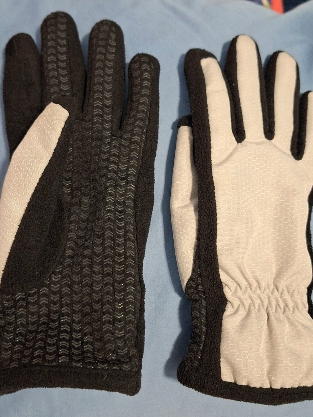 ISOTONER | Black & White Grip Knit Gloves